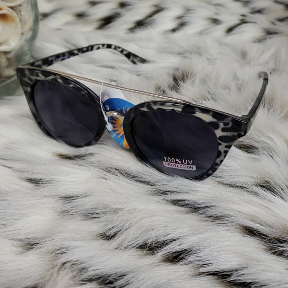 Retro Cat Eye Clear Animal Print Sunglasses - Picture 5 of 7